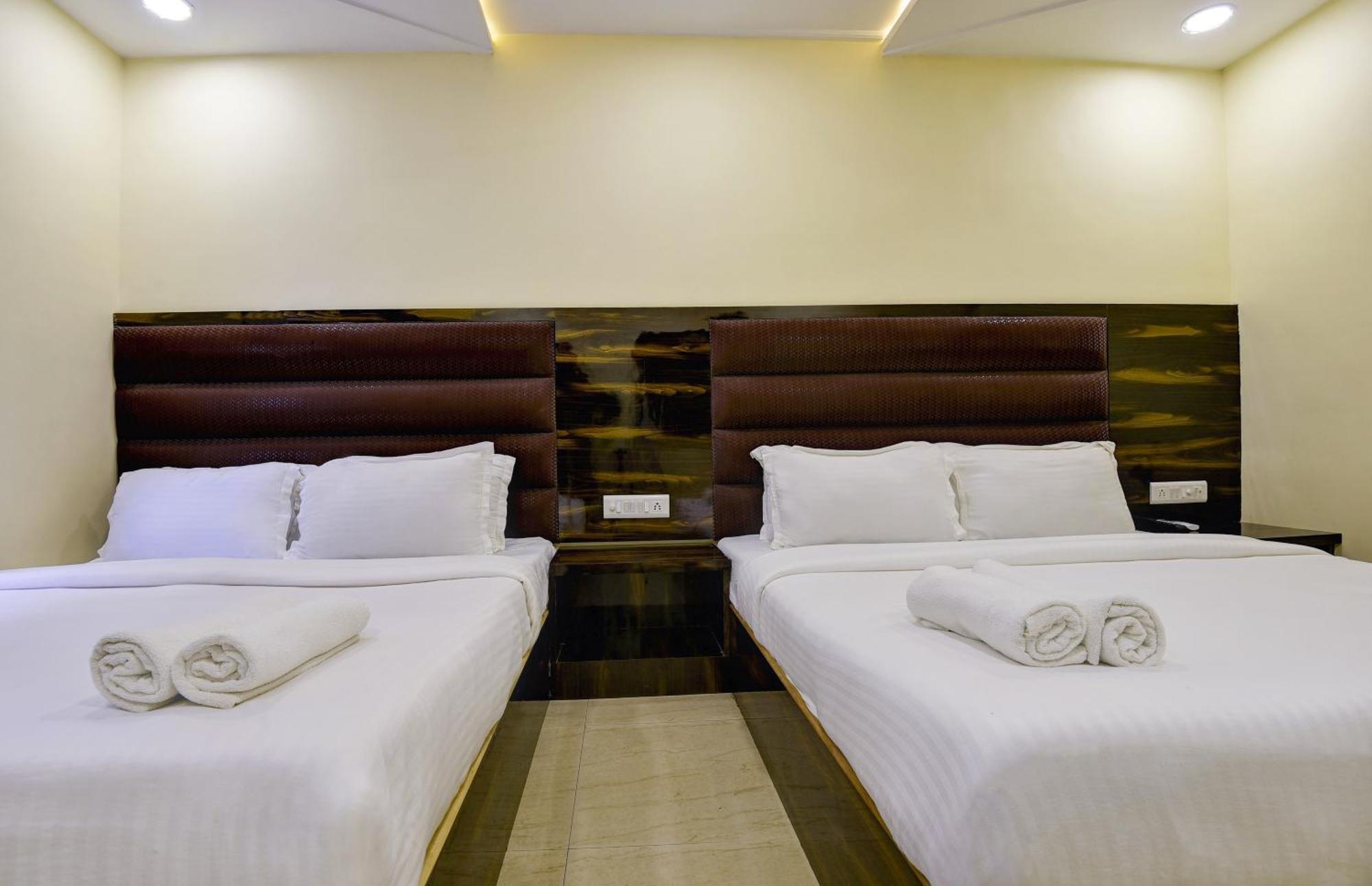 Hotel Deluxe Mumbai Bagian luar foto
