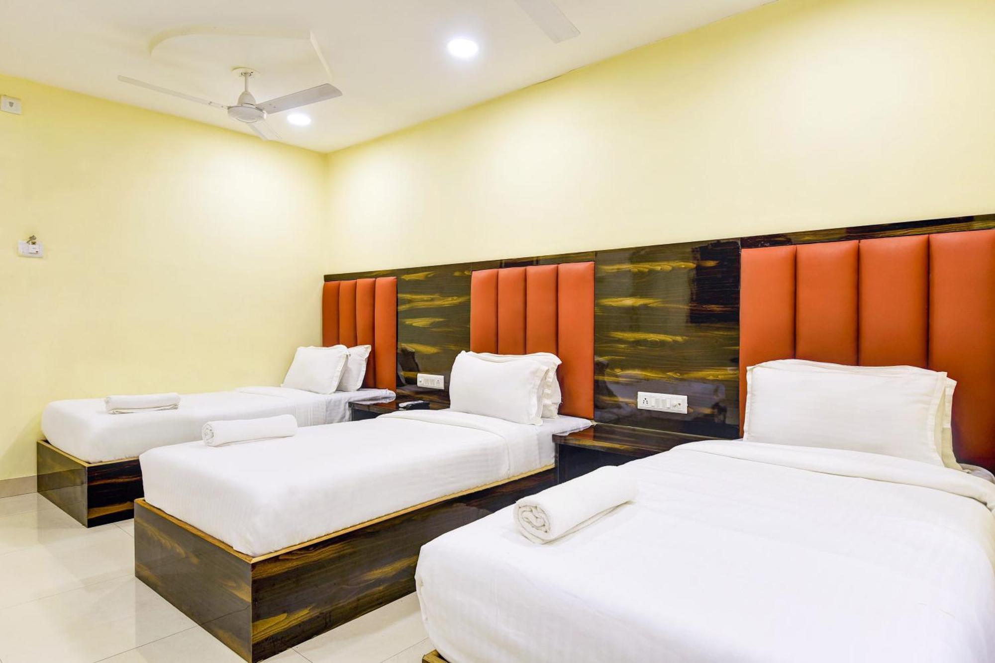 Hotel Deluxe Mumbai Bagian luar foto
