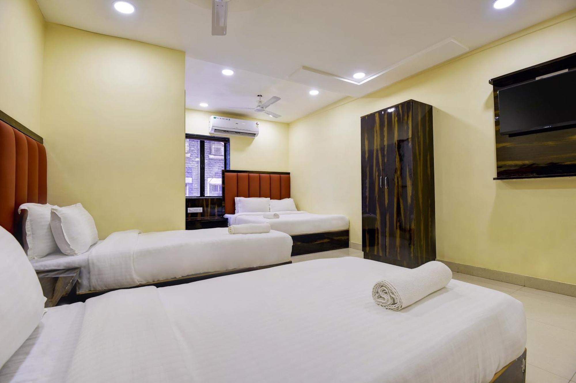 Hotel Deluxe Mumbai Bagian luar foto