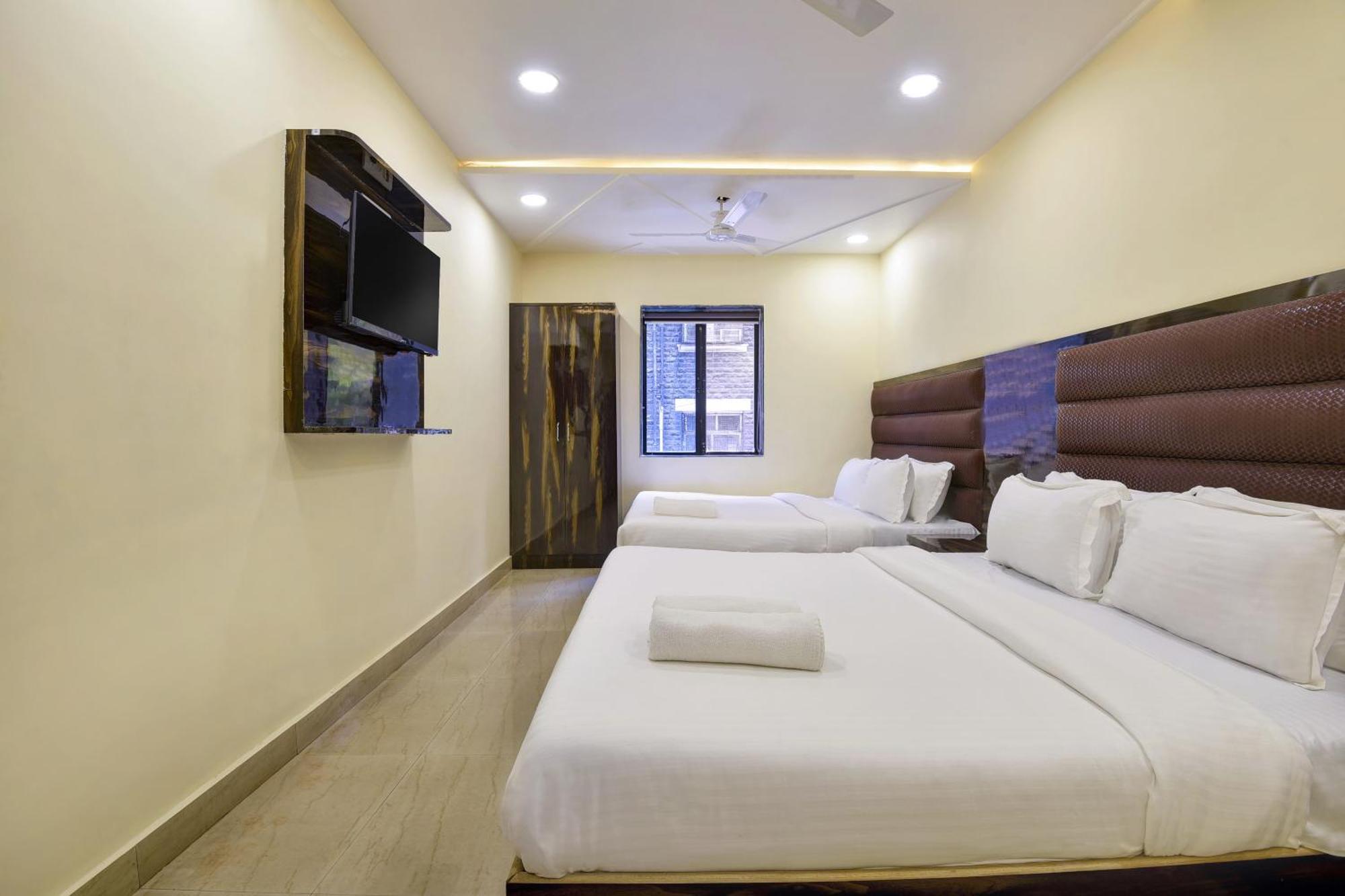 Hotel Deluxe Mumbai Bagian luar foto