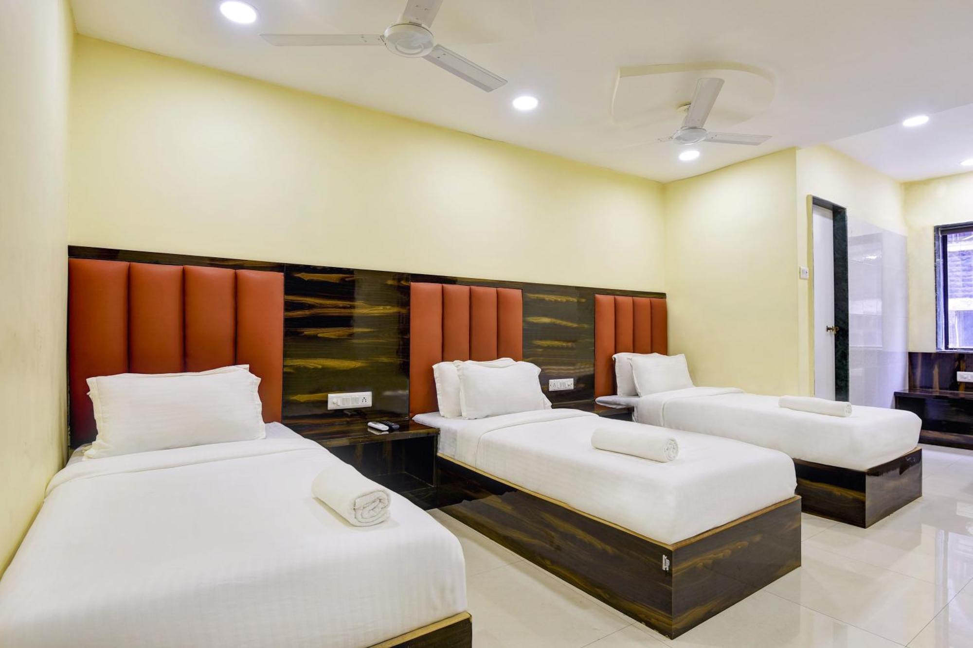 Hotel Deluxe Mumbai Bagian luar foto