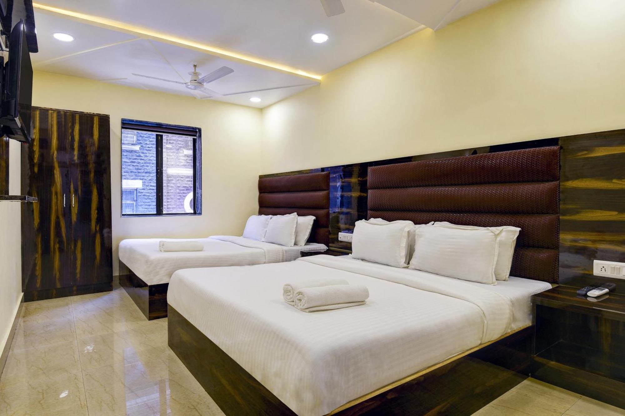 Hotel Deluxe Mumbai Bagian luar foto