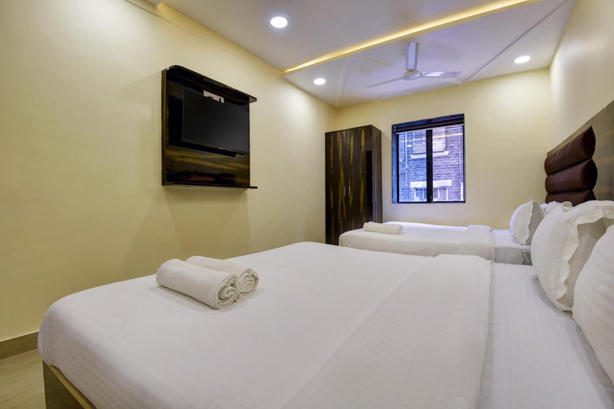 Hotel Deluxe Mumbai Bagian luar foto