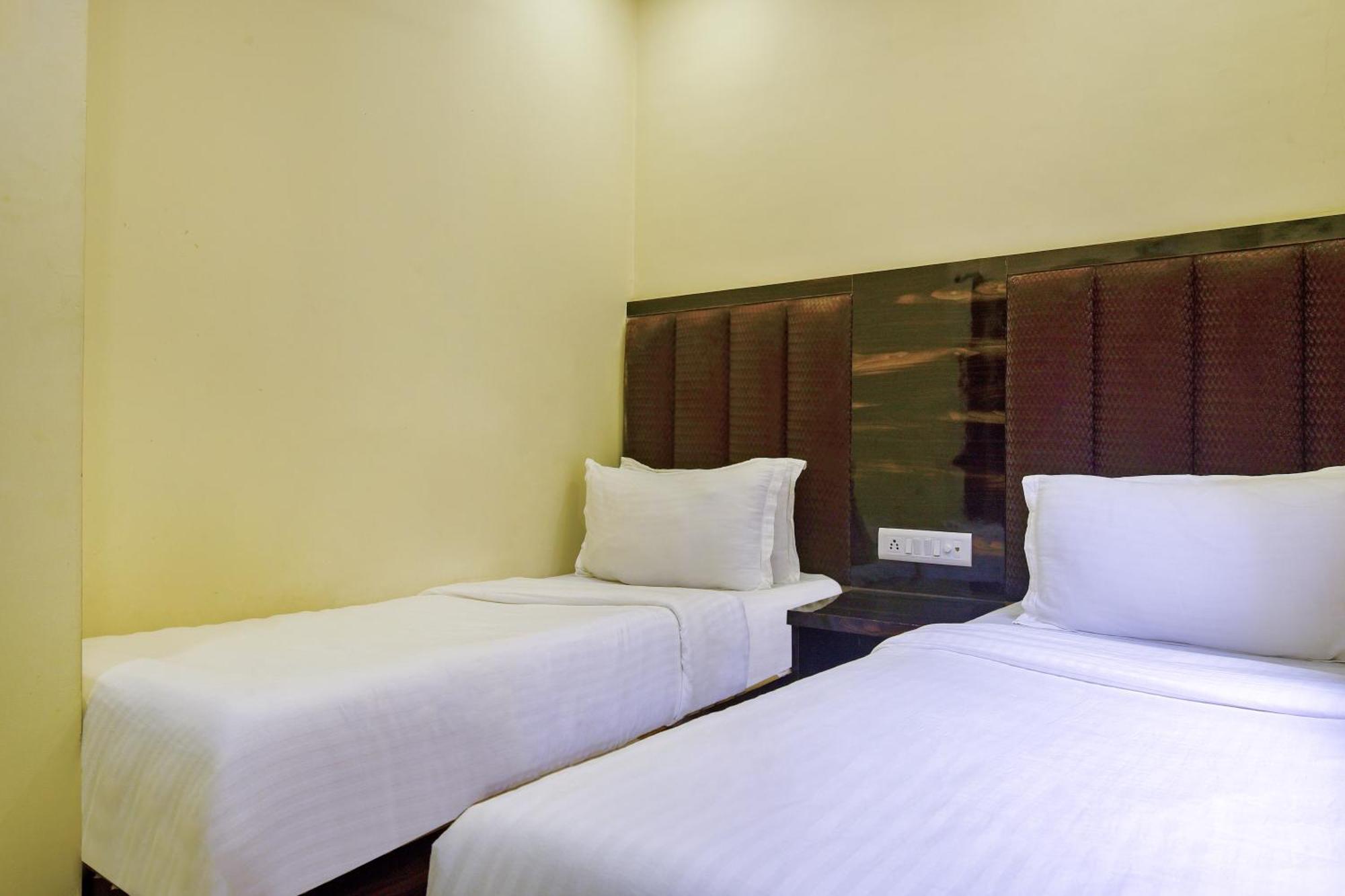 Hotel Deluxe Mumbai Bagian luar foto