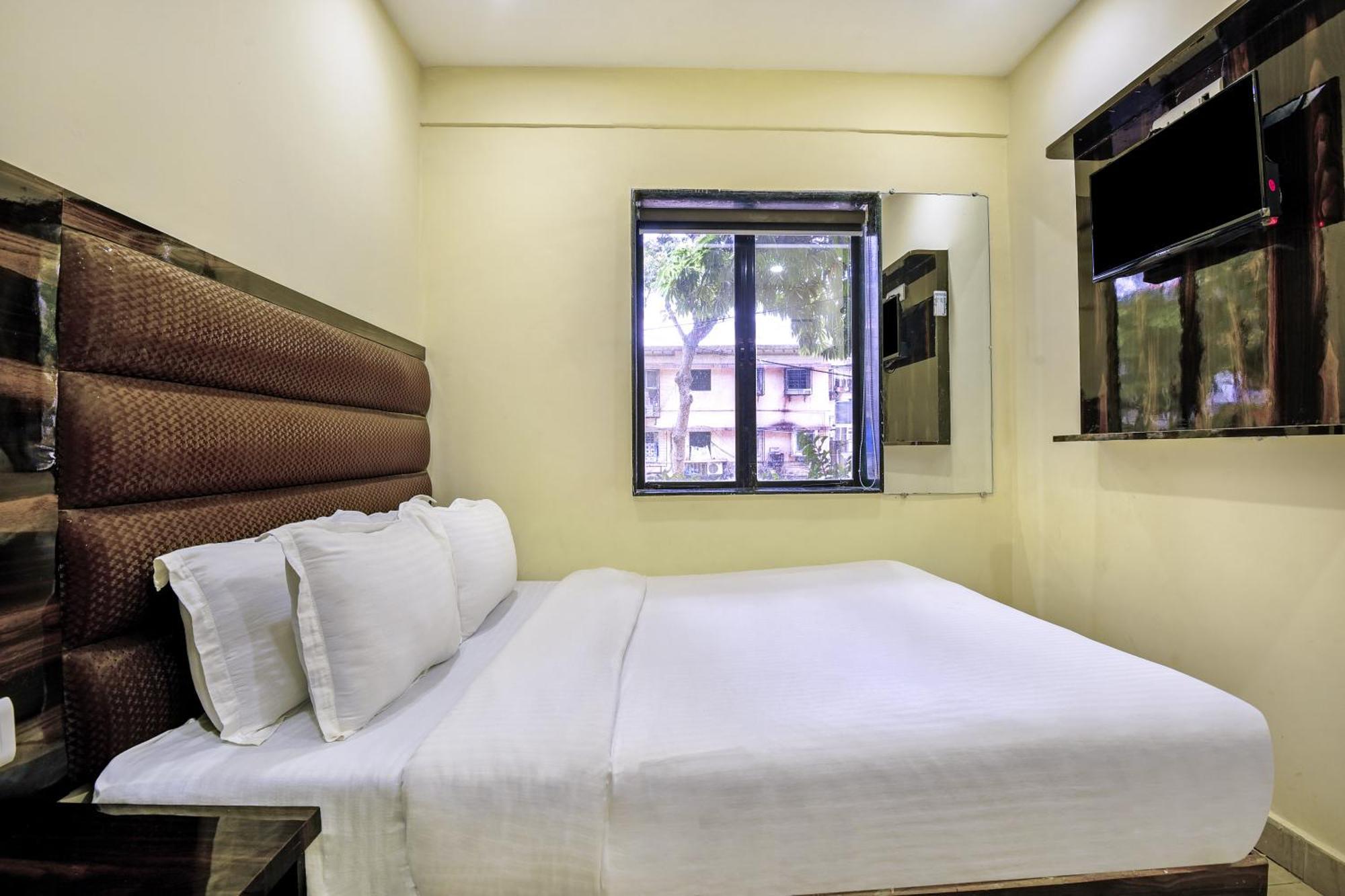 Hotel Deluxe Mumbai Bagian luar foto