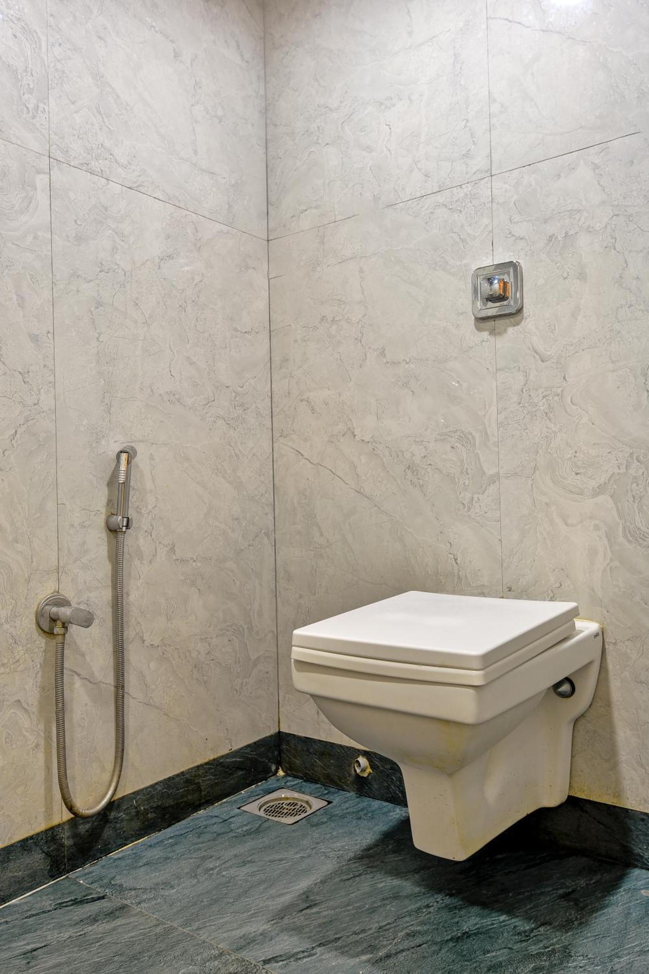 Hotel Deluxe Mumbai Bagian luar foto