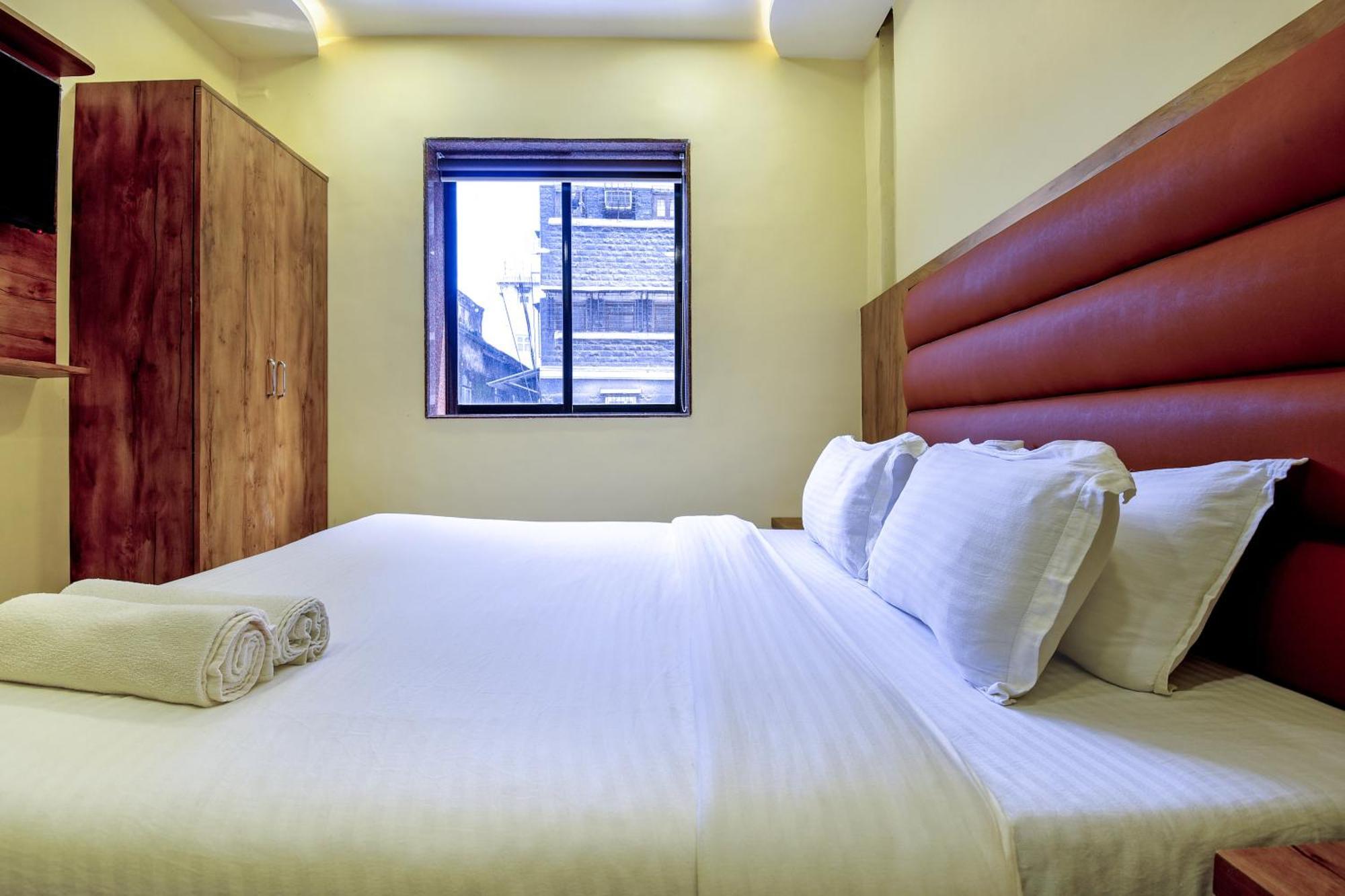Hotel Deluxe Mumbai Bagian luar foto