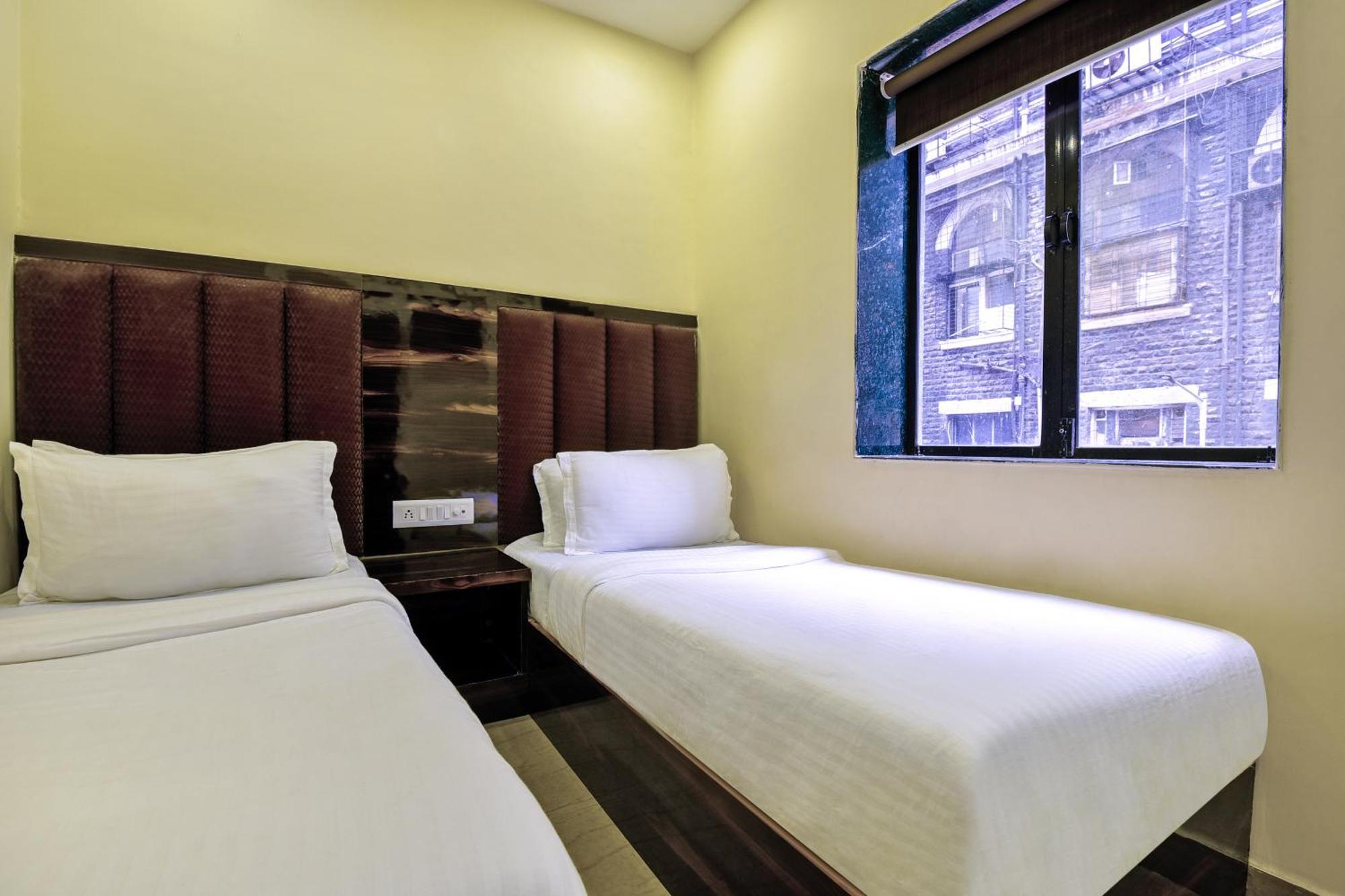 Hotel Deluxe Mumbai Bagian luar foto