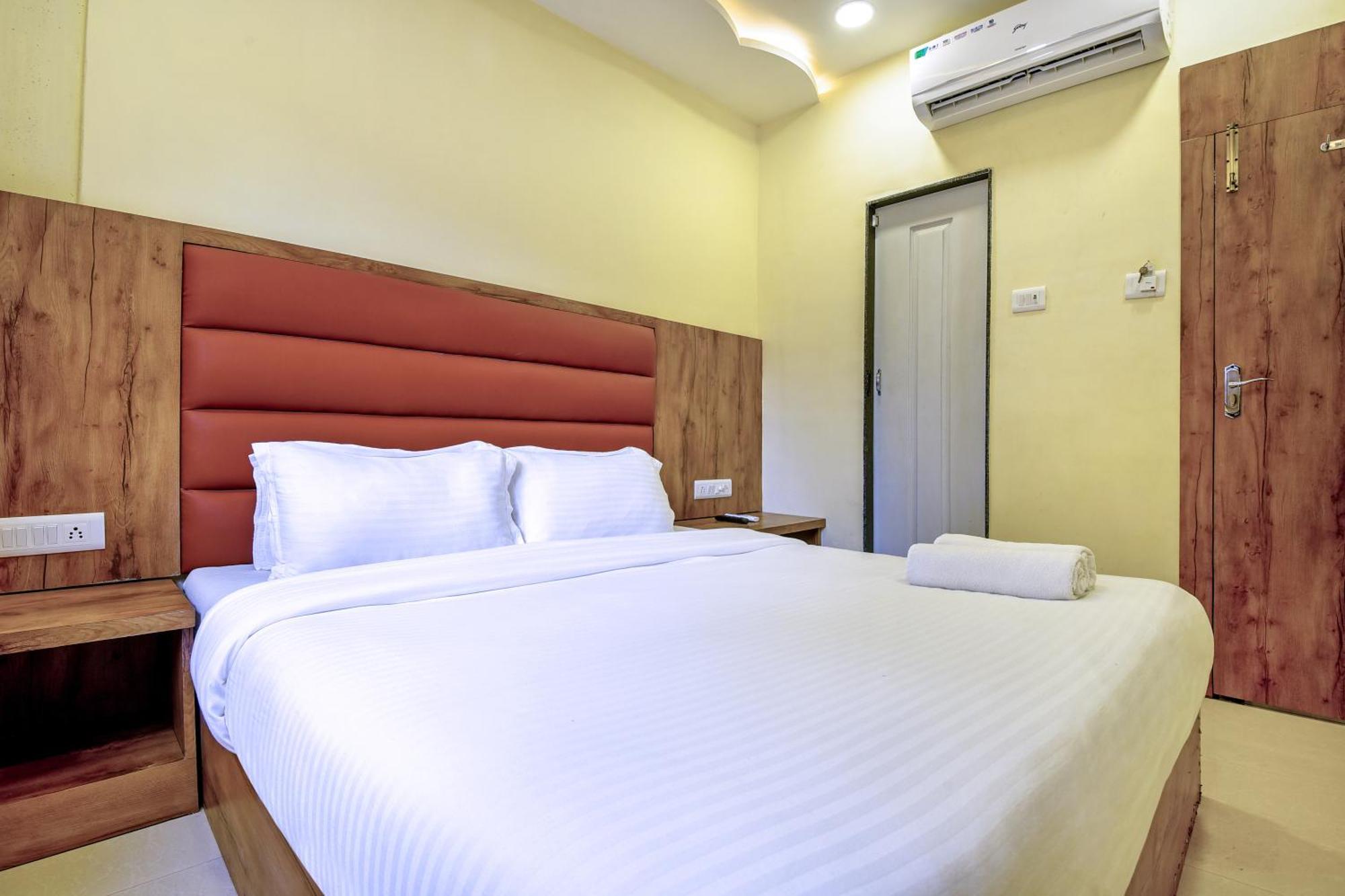 Hotel Deluxe Mumbai Bagian luar foto