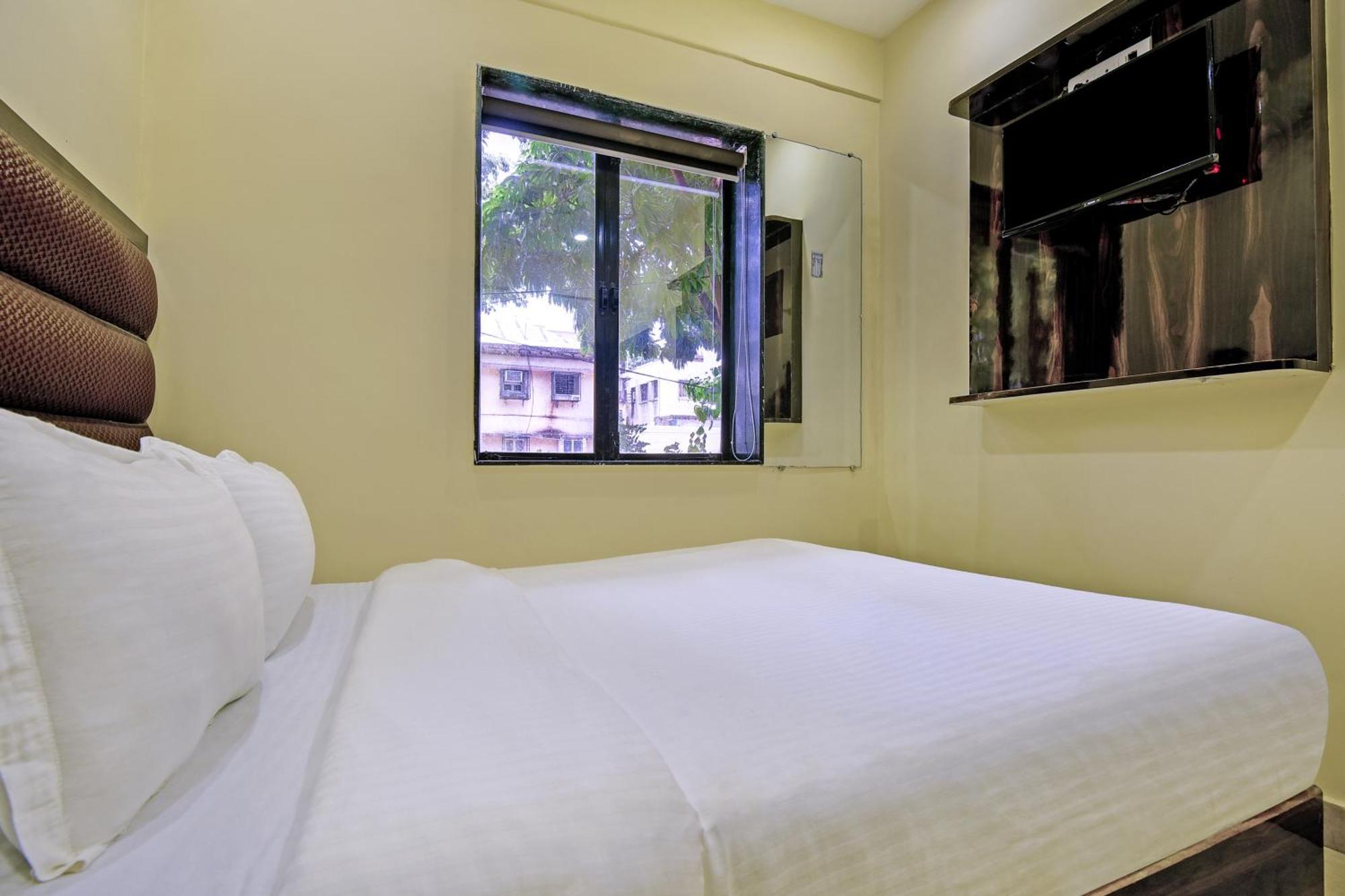 Hotel Deluxe Mumbai Bagian luar foto