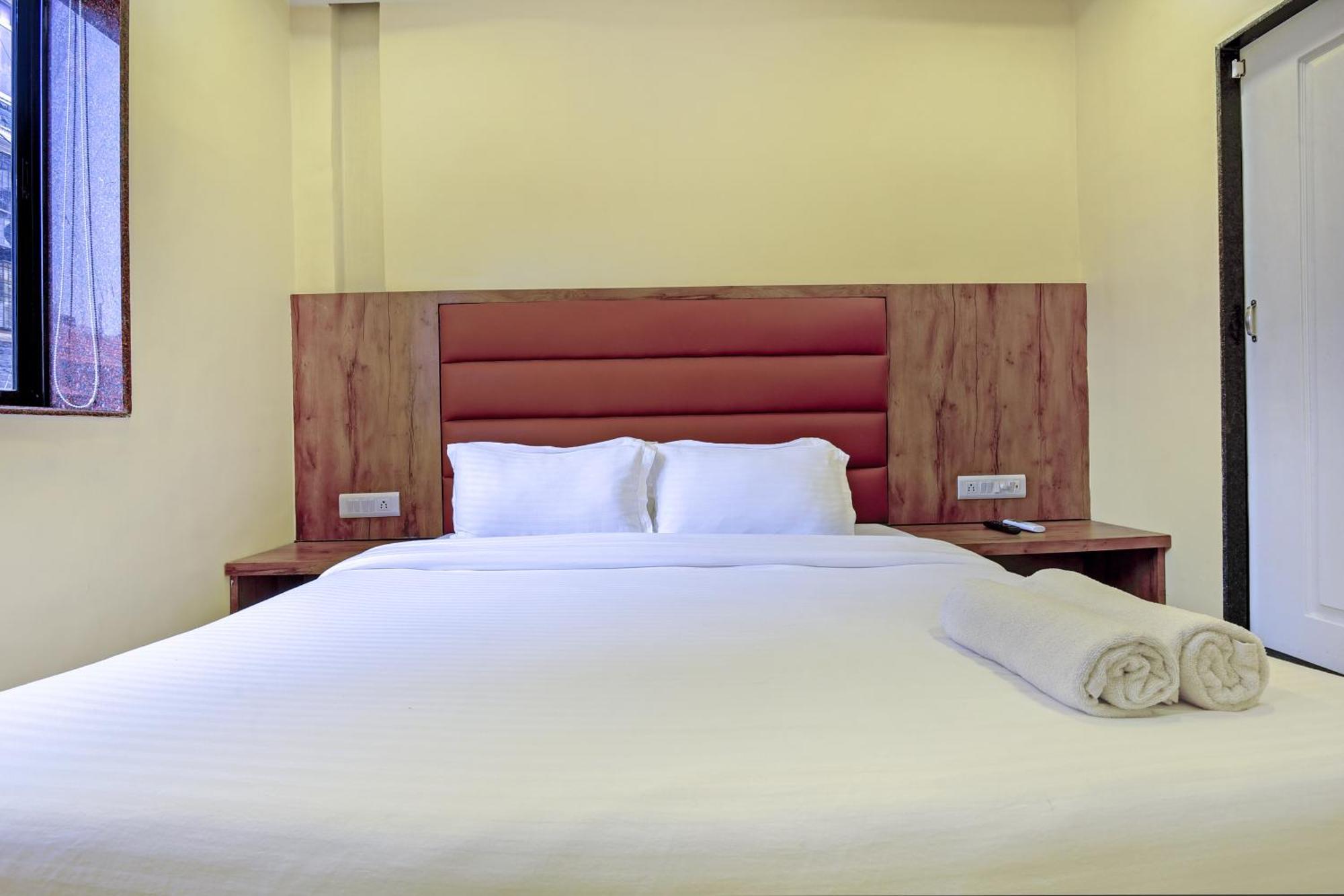 Hotel Deluxe Mumbai Bagian luar foto
