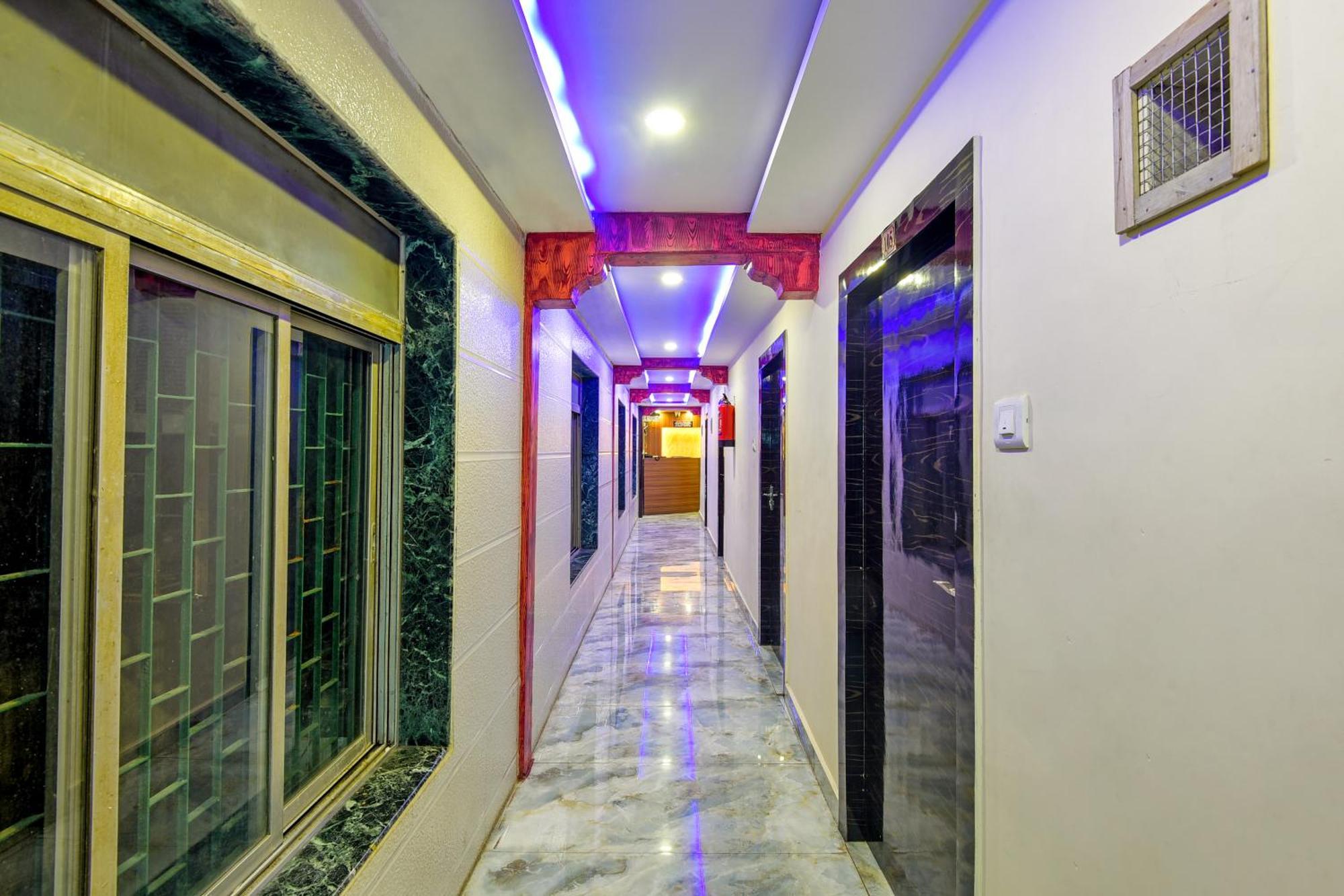 Hotel Deluxe Mumbai Bagian luar foto