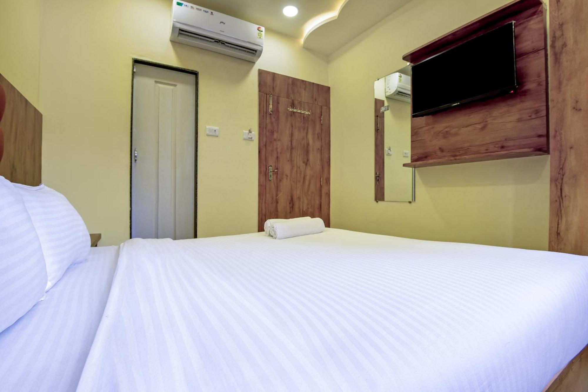 Hotel Deluxe Mumbai Bagian luar foto