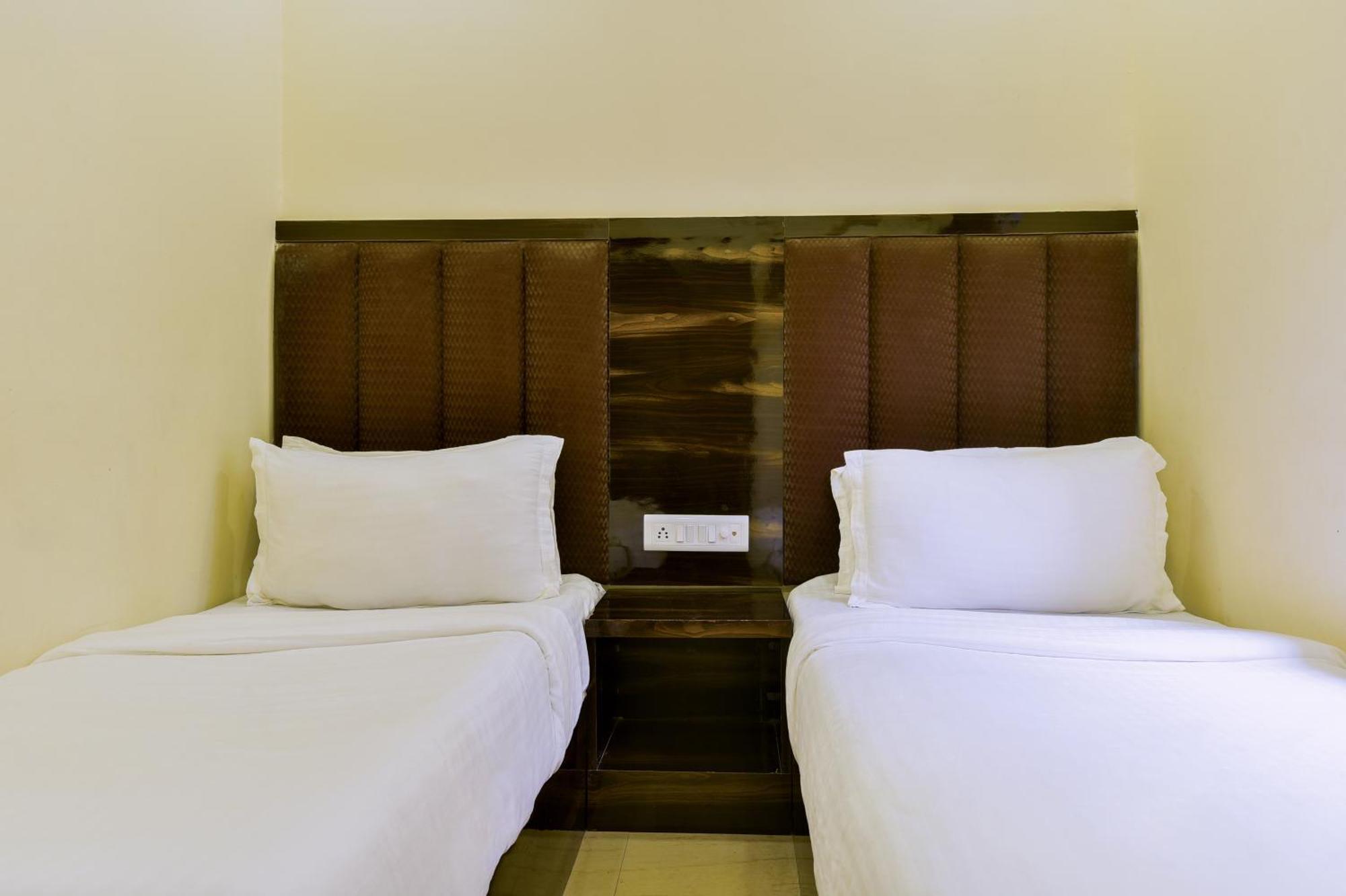 Hotel Deluxe Mumbai Bagian luar foto